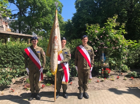 Wzór postawy i godne reprezentowanie szkoły 