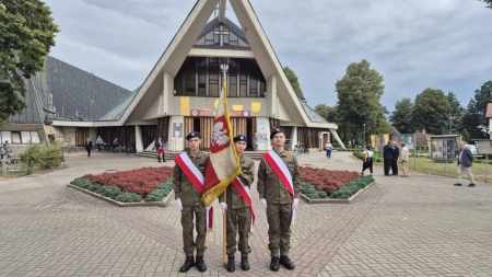 Udział pocztu ZSB w Mszy Świętej z okazji Dnia Solidarności i Wolności