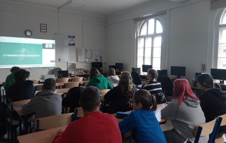 ZSB stawia na cyfrową wiedzę! Klasy 1D i 1TPS w projekcie BAKCYL