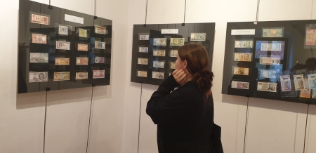  „Banknoty z całego świata” – wyjątkowa wystawa w Ratuszu w Brzegu