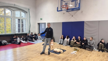 Uczeń i strażak w jednej osobie – Julian Piecuch uczy, jak ratować życie