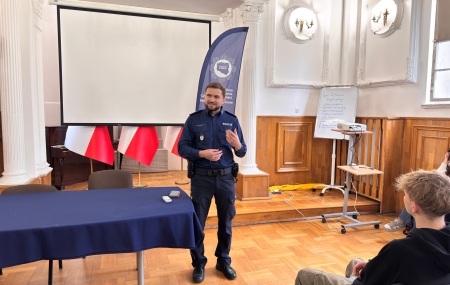 Cyberbezpieczeństwo w praktyce – uczniowie spotkali się z funkcjonariuszem CBZC