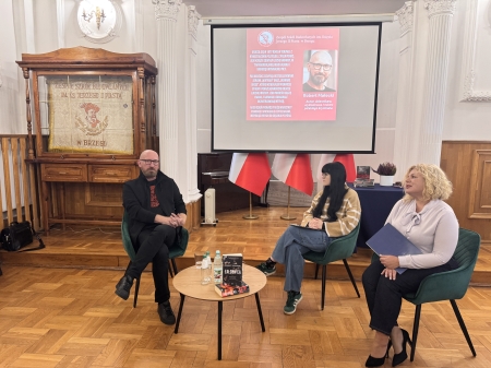 Spotkanie z Robertem Małeckim, mistrzem polskiego kryminału, w ZSB w Brzegu