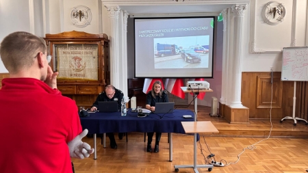 Opolscy inspektorzy transportu drogowego spotkali się z uczniami technikum spedy...