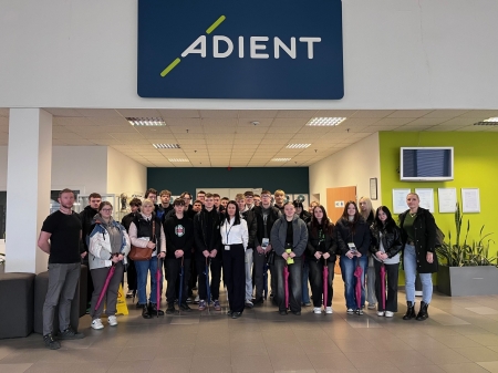 Uczniowie na wizycie studyjnej w firmie Adient w Skarbimierzu