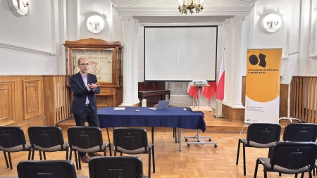 Spotkanie z historią – maturzyści na wykładzie dr Bartłomieja Janickiego