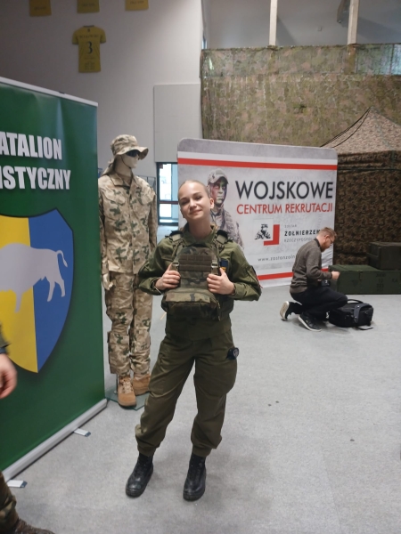 Technik spedytor OPW na targach wojskowych w Nysie