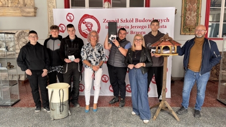 Kiedy plecak to za mało, szkolna akcja pełna wyobraźni.