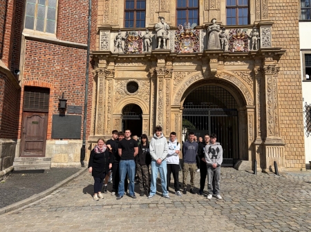 Spacer z historią w tle