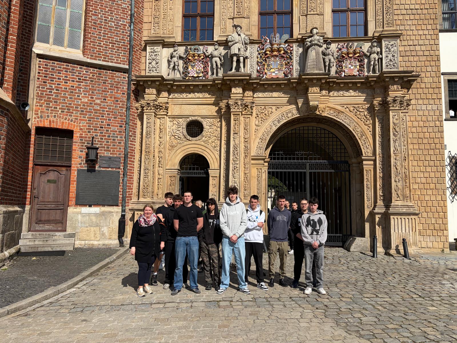 Spacer z historią w tle