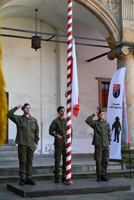 Uroczysty Dzień Flagi w Brzegu z udziałem uczniów ZSB